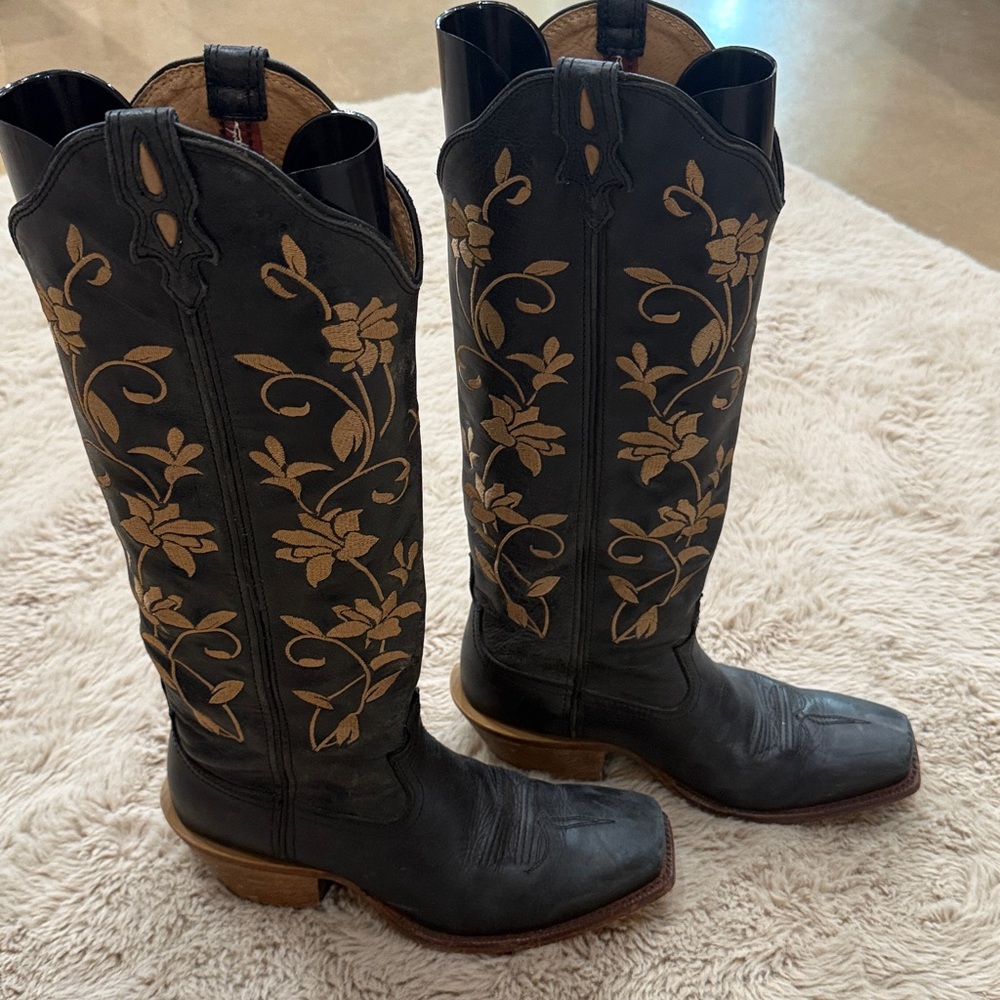 Women’s Twisted X tall black cowboy boots. - Picture 2 of 6